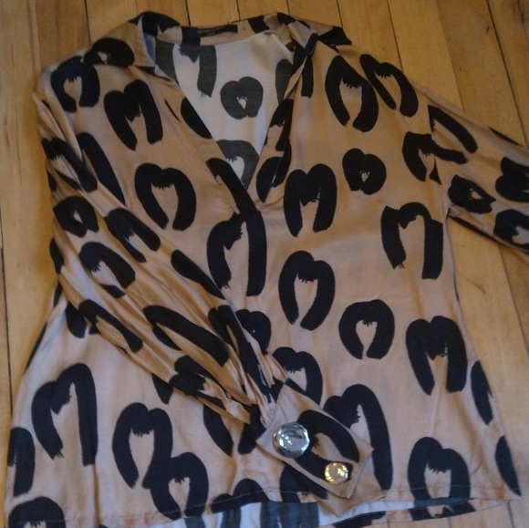 Gold silk blouse modern hearts - Picture 3 of 4